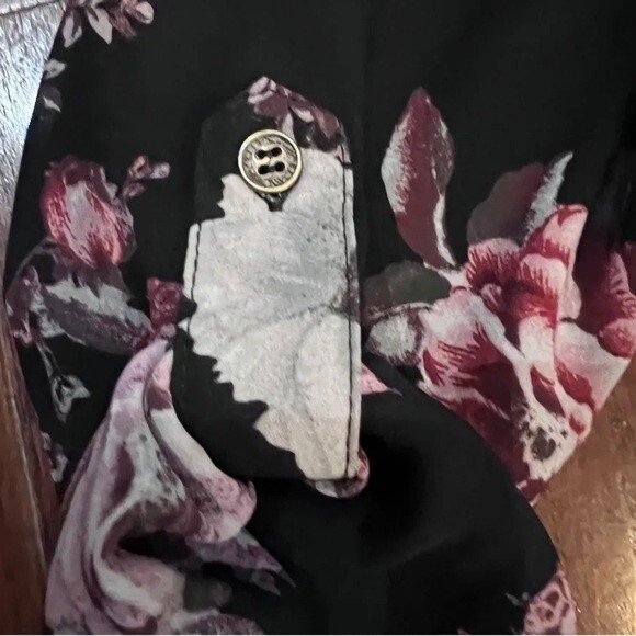 Black floral top with lace detail size medium - Picture 4 of 8